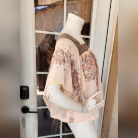 VINTAGE  70s CUTE LACE & FLORAL FABRIC BELL SLEEVES CROP TOP SHIRT BLOUSE - Picture 5 of 10